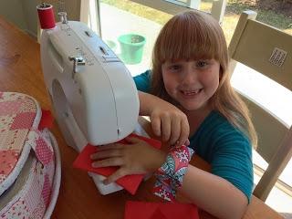 Kindernähmaschine - ein perfektes Geschenk für eine junge Fashionista