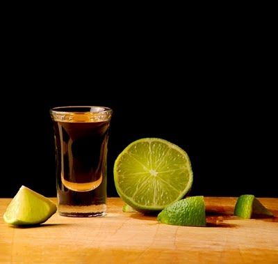 Wie trinken sie Tequila auf der ganzen Welt? Interessante Traditionen des Konsums eines heißen Getränks